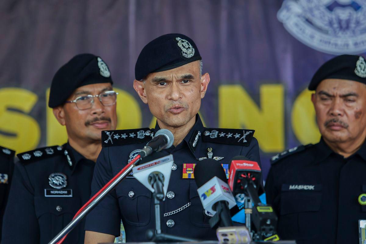 Ketua Polis Selangor, Datuk Shazeli Kahar (dua, kiri) pada sidang media berhubung tangkapan dan rampasan rokok tidak bercukai di Ibu Pejabat Polis Daerah Sepang, hari ini- BERNAMA