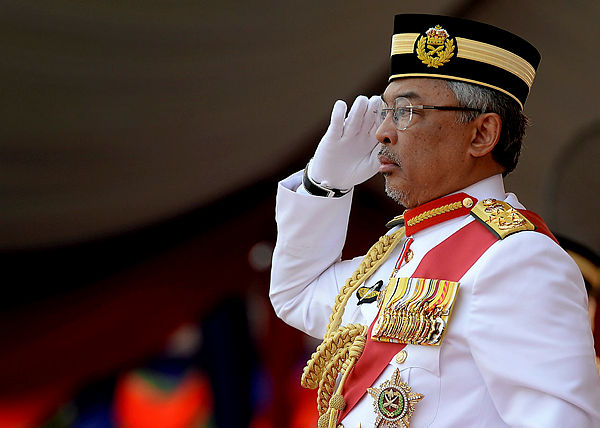 Agong pays last respect to Sultan Ismail Petra