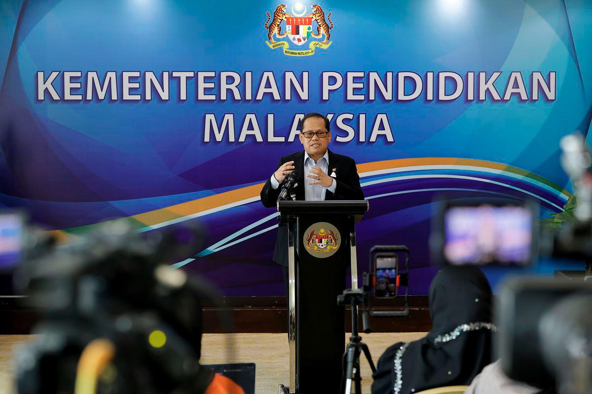 Ketua Pengarah Pendidikan Dr Mohd Azam Ahmad bercakap berkaitan kes salah laku seksual di sebuah sekolah di Melaka pada sidang media khas di Kementerian Pendidikan hari ini. - BERNAMA