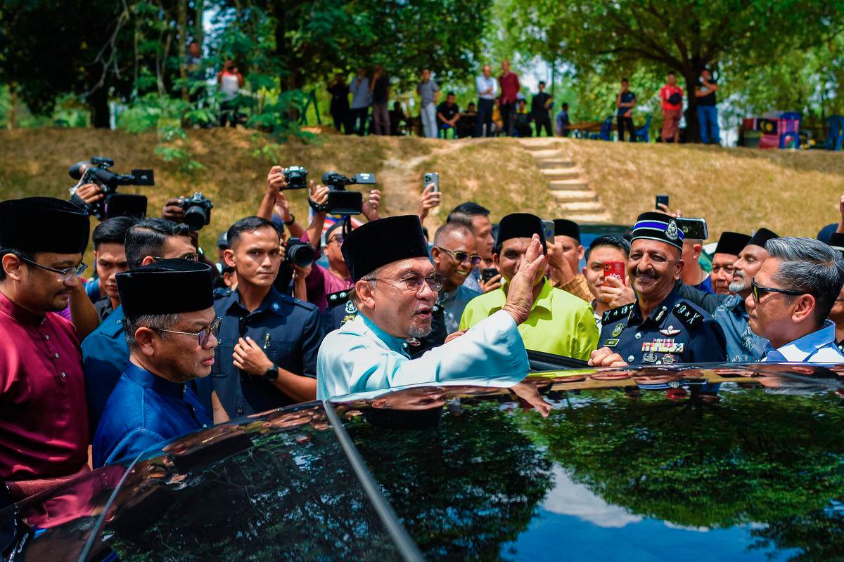 Prime Minister Datuk Seri Anwar Ibrahim greets congregants after performing Friday prayers at Surau Al-Muttaqin 5R6 here today. - BERNAMA