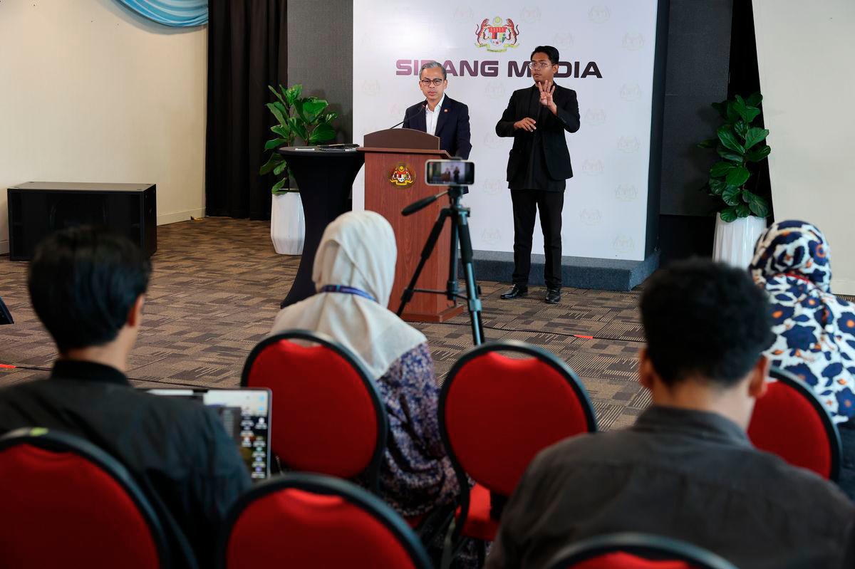 Menteri Komunikasi merangkap jurucakap Kerajaan Perpaduan Datuk Fahmi Fadzil (kiri) ketika sidang media mingguan Kabinet di Menara Komunikasi hari ini. - BERNAMA