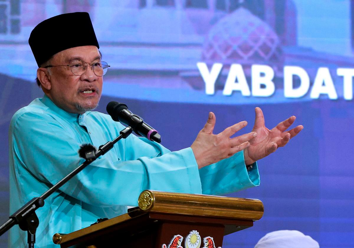 Perdana Menteri Datuk Seri Anwar Ibrahim berucap pada Program Malaysia Bermunajat 2025 di Masjid Putra semalam-BERNAMA