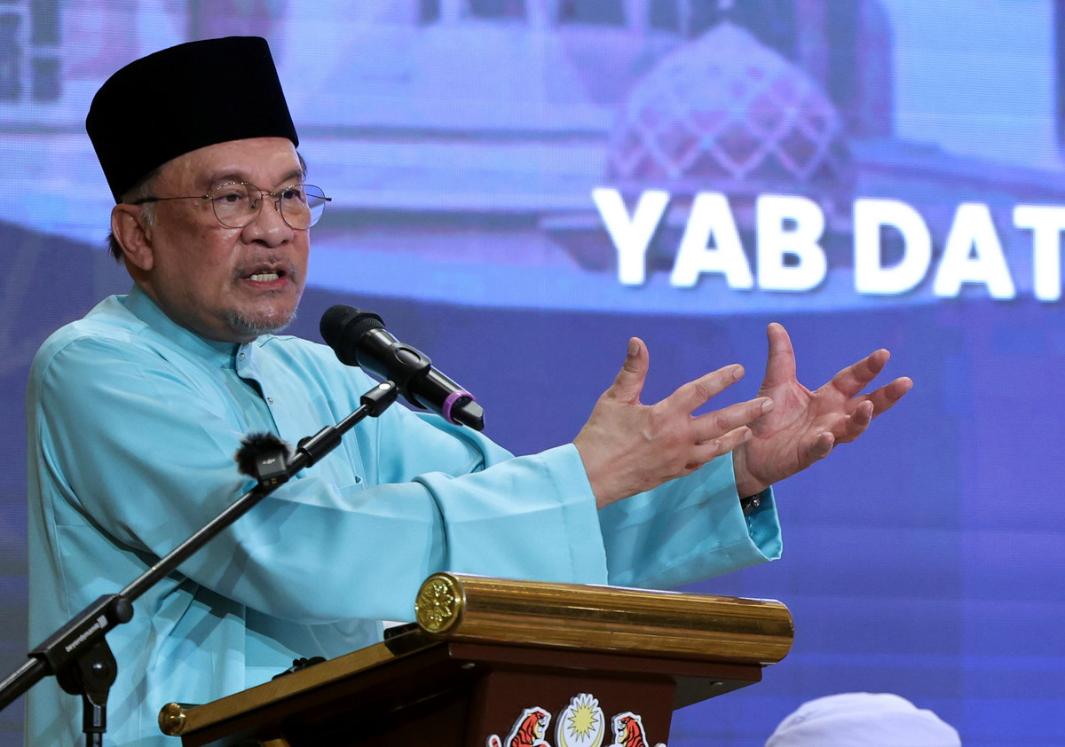 Perdana Menteri Datuk Seri Anwar Ibrahim berucap pada Program Malaysia Bermunajat 2025 di Masjid Putra semalam. - BERNAMA