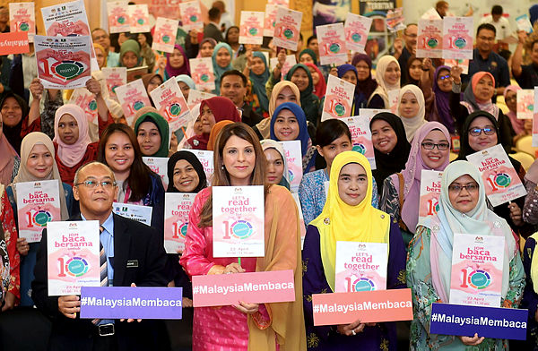 Sangeeta Kaur Sidhu and other members of Puspanita celebrate the launch of the ‘Let’s Read Together for 10 Minutes’ 2019 programme in Putrajaya, on April 23, 2019. — Bernama