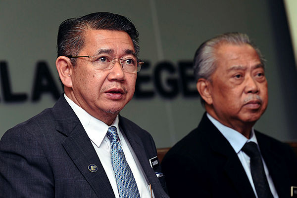 Agro-based Industry Minister Datuk Salahuddin Ayub (L) and Home Affairs Minister Tan Sri Muhyiddin Yassin at a press conference at the Home Ministry on April 24, 2019. — Bernama