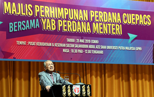 Prime Minister Tun Dr Mahathir Mohamad speaks during the Premier Assembly of CUEPACS with the Prime Minister, on March 25, 2019. — Bernama