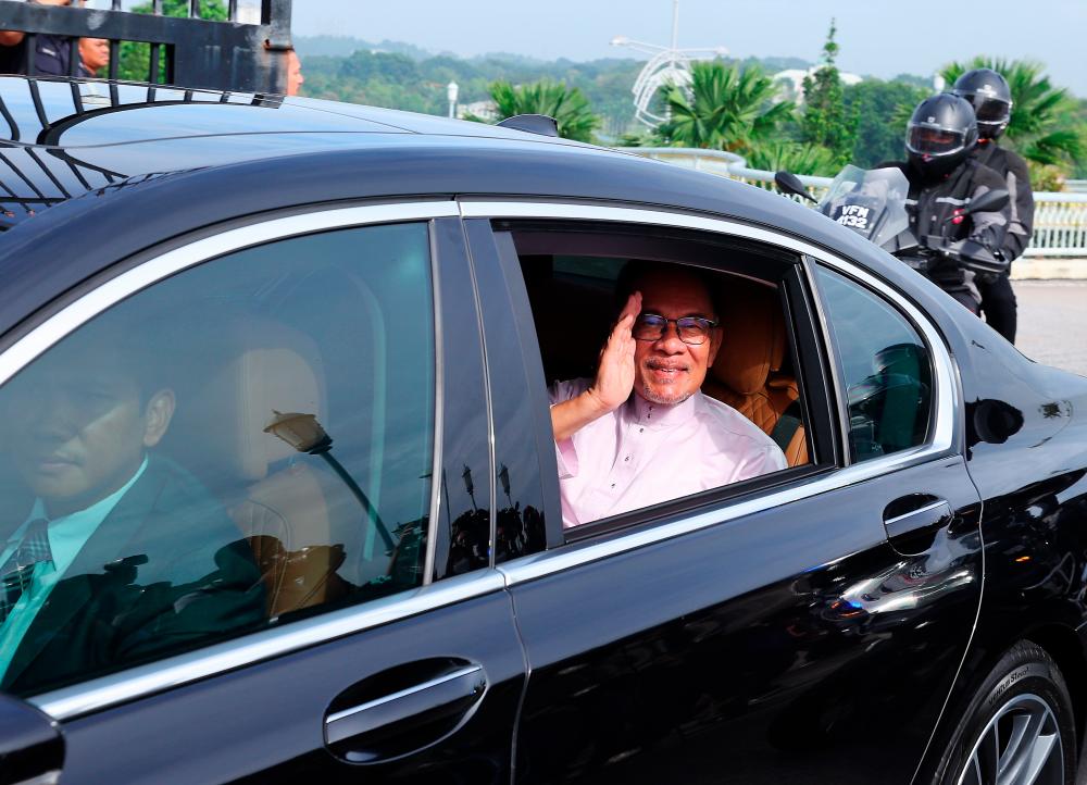 Perdana Menteri Datuk Seri Anwar Ibrahim melambaikan tangan kepada petugas media sejurus tiba di pekarangan Bangunan Perdana Putra untuk memulakan tugas hari pertama sebagai Perdana Menteri, hari ini./fotoBERNAMA