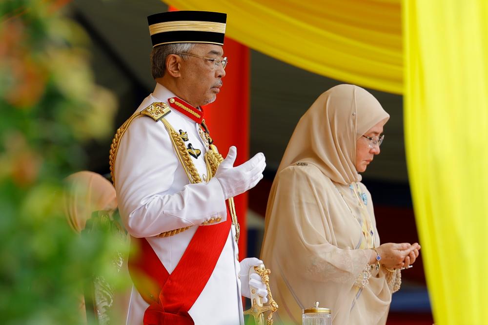 PUTRAJAYA, 31 July -- Yang di-Pertuan Agong Al-Sultan Abdullah Ri’ayatuddin Al-Mustafa Billah Shah and the King Queen Agong Tunku Azizah Aminah Maimunah Iskandariah agreed to offer prayers to commemorate the country’s fallen heroes at the Parade Ceremony in conjunction with the Heroes’ Day Celebration at Dataran Pahlawan today. BERNAMAPIX