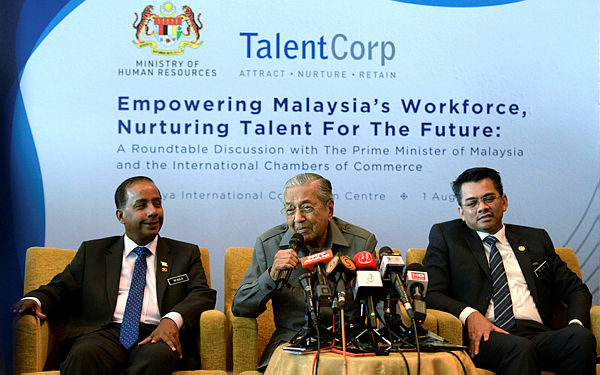 Prime Minister Tun Dr Mahathir Mohamad at a press conference after chairing the round-table session with 30 representatives from 20 foreign chambers of commerce on “Empowering Malaysia’s Workforce, Nurturing Talent for the Future” at Putrajaya International Convention Centre (PICC) today. — bERNAMA