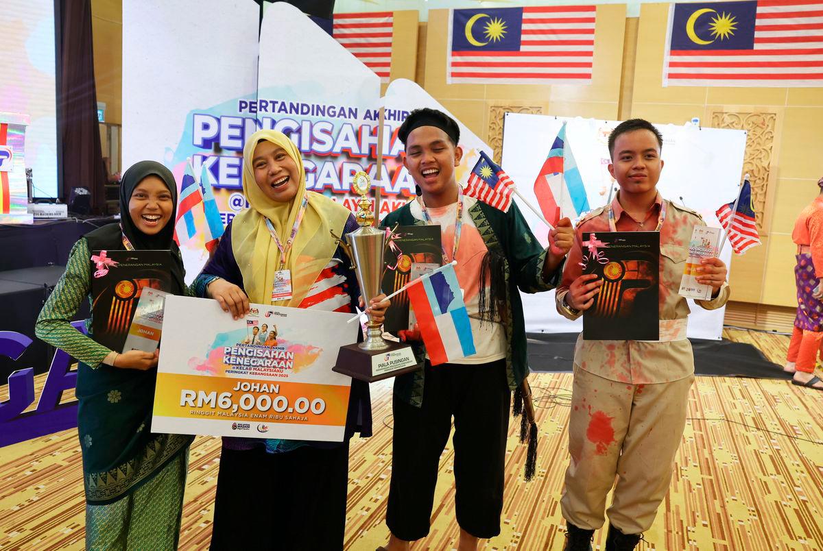 Pelajar dari Sekolah Menengah Kebangsaan Kunak Jaya Sabah bergambar bersama guru yang juga Pengarah Pertandingan Pengisahan Kenegaran@Kelab Malaysiaku Rahmatia Saodi selepas menjuarai Pertandingan Akhir Pengisahan Kenegaraan@Kelab Malaysiaku di Menara Komunikasi hari ini. Majlis turut dihadiri Menteri Komunikasi Datuk Fahmi Fadzil - fotoBERNAMA