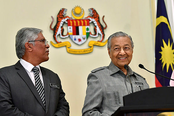 Prime Minister Tun Dr Mahathir Mohamad stands next to GIACC director-general Tan Sri Abu Kassim Mohamed during a press conference after chairing a meeting of the Special Cabinet Committee on Anti-Corruption in Putrajaya on Jan 10, 2019. — Bernama