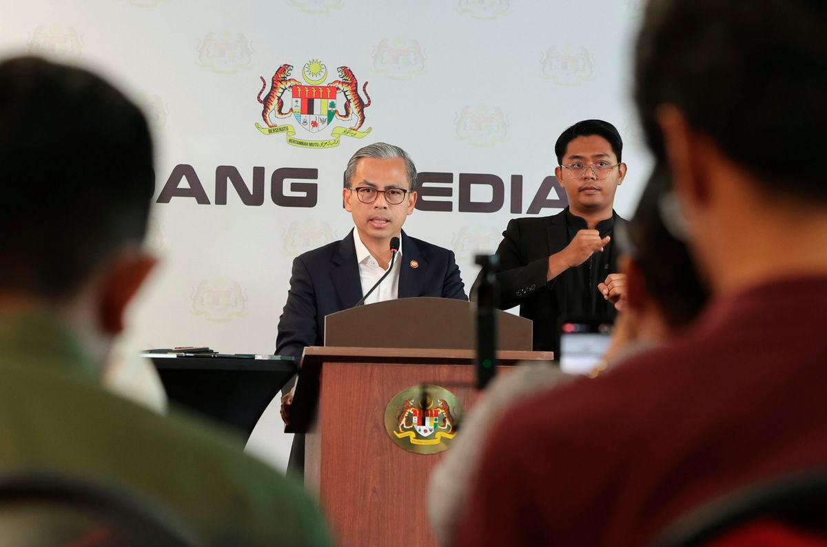 Menteri Komunikasi merangkap jurucakap Kerajaan Perpaduan Datuk Fahmi Fadzil (kiri) ketika sidang media mingguan Kabinet di Menara Komunikasi hari ini. - BERNAMA