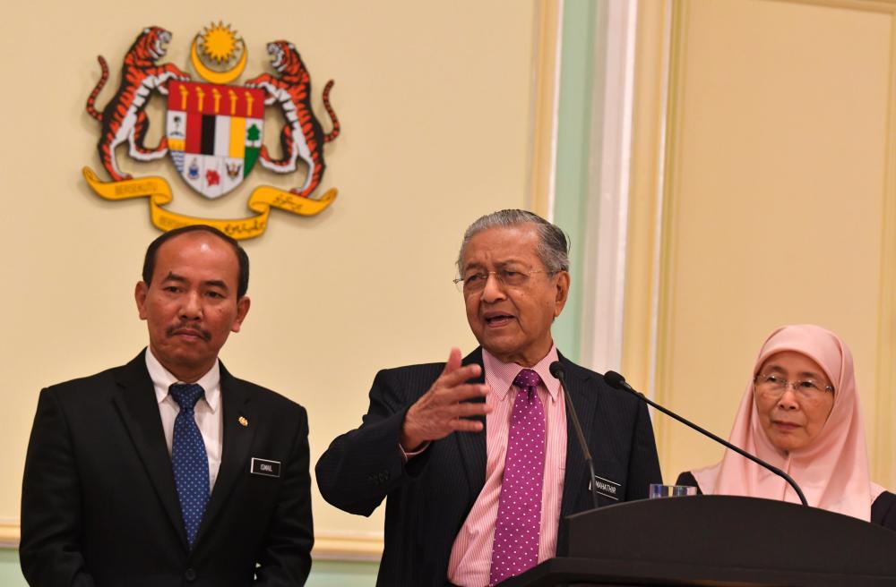 Prime Minister Tun Dr Mahathir Mohamad speaks at a press conference after chairing a meeting of the Special Cabinet Committee on Anti-Corruption in Perdana Putra today. - Bernama