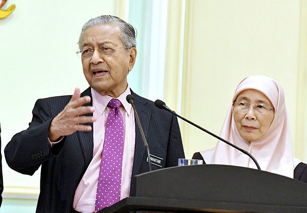 Prime Minister Tun Dr Mahathir Mohamad (left) and the Deputy Prime Minister at a press conference after the Cabinet Special Committee meeting on Anti–Corruption at Putrajaya today.