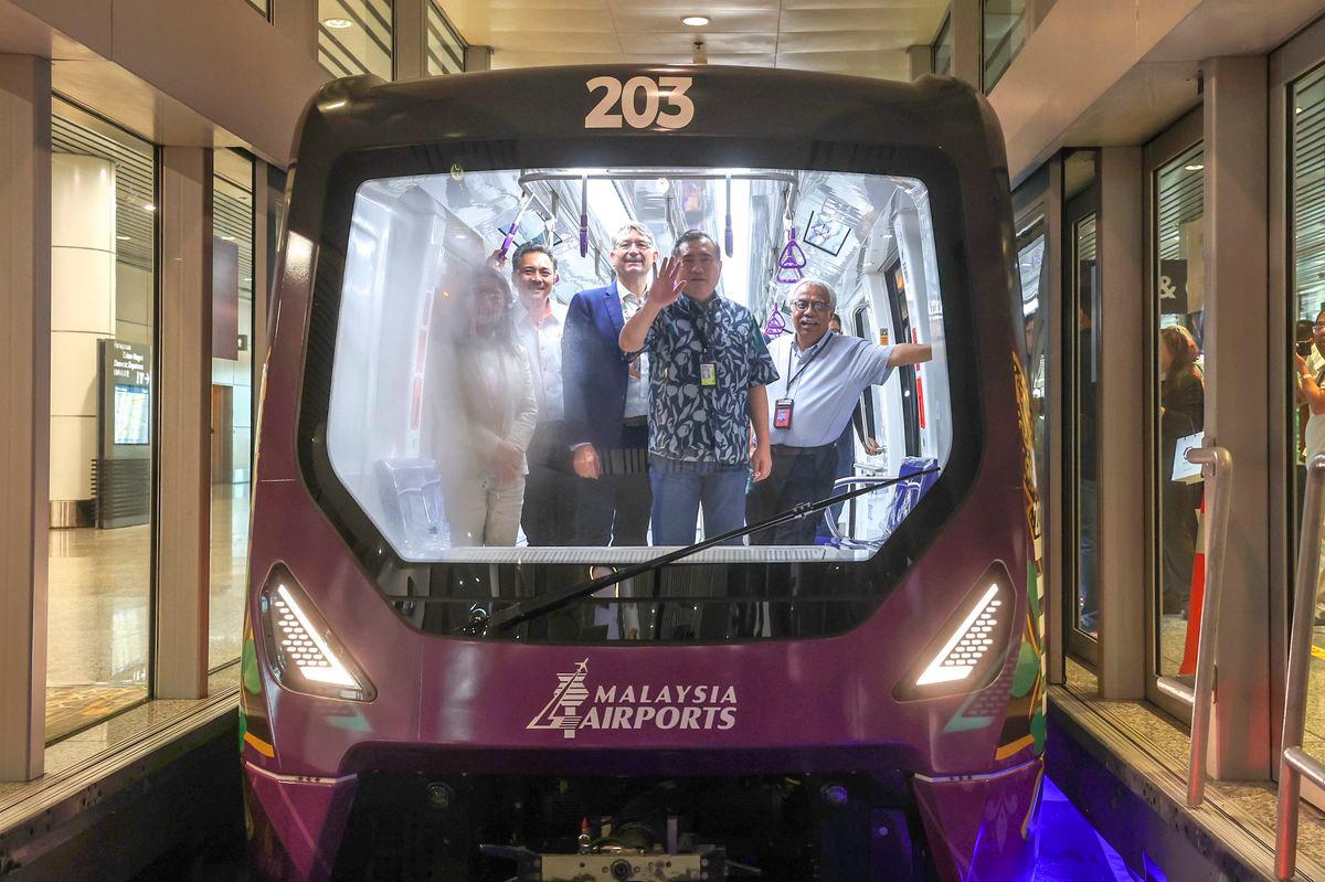 Menteri Pengangkutan Anthony Loke (dua,kanan) bersama Pengarah Urusan Kumpulan Malaysia Airport Datuk Mohd Izani Ghani (dua,kiri) ketika lawatan Aerotrain KLIA bersama pengamal media di Lapangan Terbang Antarabangsa Kuala Lumpur (KLIA) Terminal 1 hari ini-BERNAMA