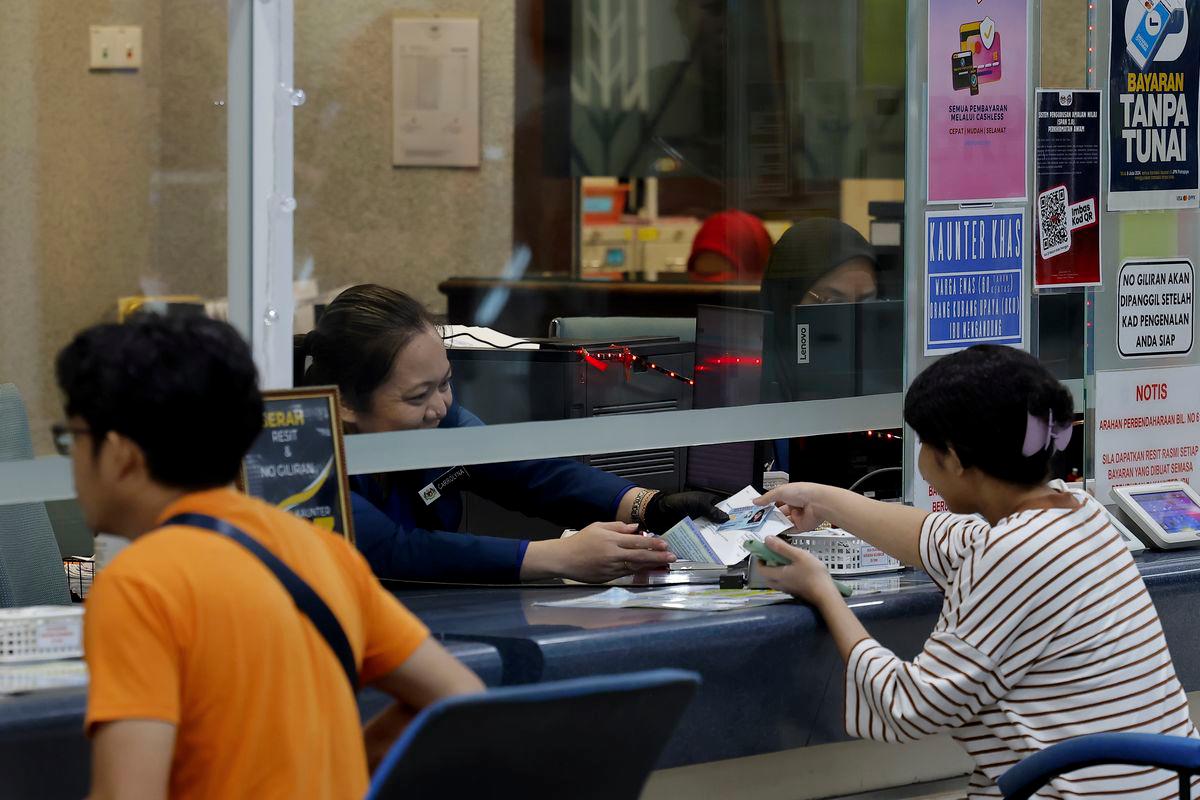 Jabatan Pendaftaran Negara (JPN) dipenuhi orang ramai yang hadir bagi menukar kad pengenalan, ketika tinjauan Bernama di sini, hari ini. - fotoBERNAMA