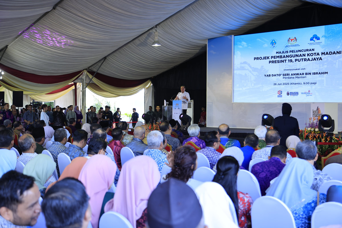 Perdana Menteri Datuk Seri Anwar Ibrahim menyampaikan ucapan pada Majlis Perasmian Projek Pembangunan Kota MADANI di Presint 19 hari ini. - BERNAMA
