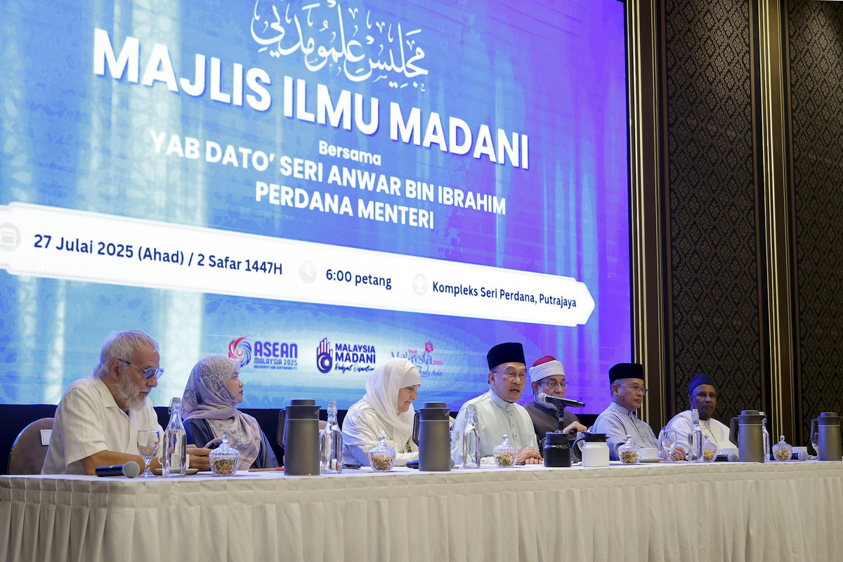 Prime Minister Datuk Seri Anwar Ibrahim delivered a speech at the MADANI Knowledge Ceremony held at the Seri Perdana Complex yesterday. Also present were Minister in the Prime Minister’s Department (Religious Affairs) Datuk Seri Dr Mohd Na’im Mokhtar, Education Minister Fadhlina Sidek, as well as guest speakers Sheikh Yusuf Islam, Dr Sharifah Haifaa Younis, and Sheikh Dr Ahmad Aissa Hassan El-Masarawi. – BERNAMA