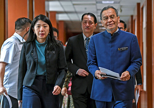 Energy, Science, Technology, Environment and Climate Change Minister Yeo Bee Yin (left) together with Health Minister Datuk Seri Dr Dzulkefly Ahmad after a media conference in Putrajaya today. — Bernama