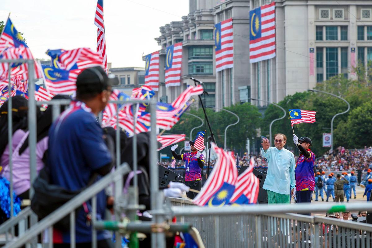 Perdana Menteri Datuk Seri Anwar Ibrahim hari ini meluangkan masa meninjau raptai penuh sambutan Hari Kebangsaan 2025 di Dataran Putrajaya, di sini - FotoBERNAMA