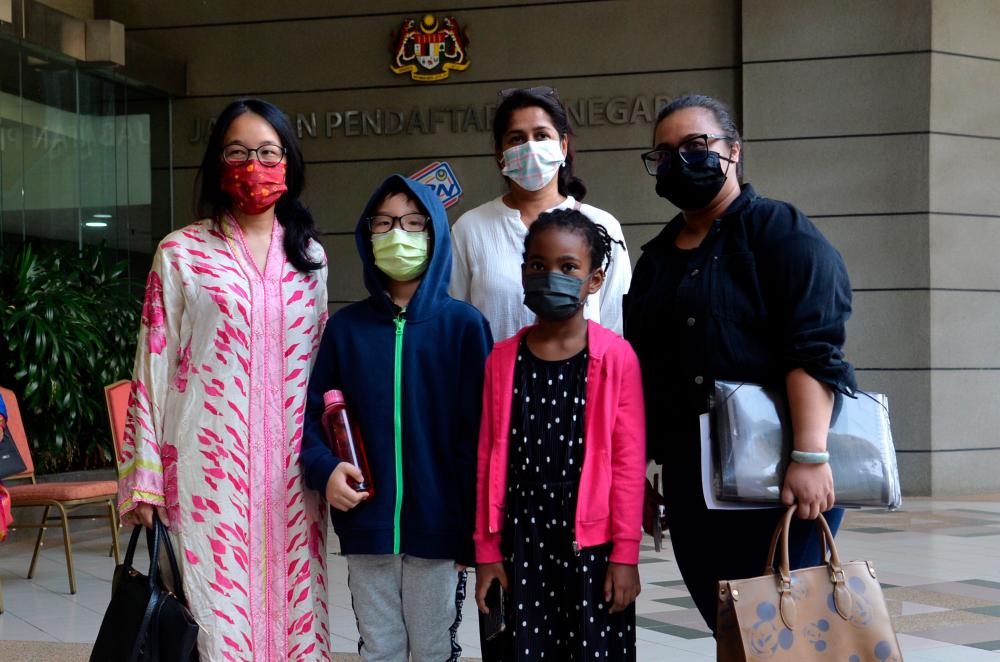 Adlyn Adam Teoh (kiri), Devi (belakang, tengah) dan Myra Eliza Mohd Danil (kanan)/BERNAMAPix