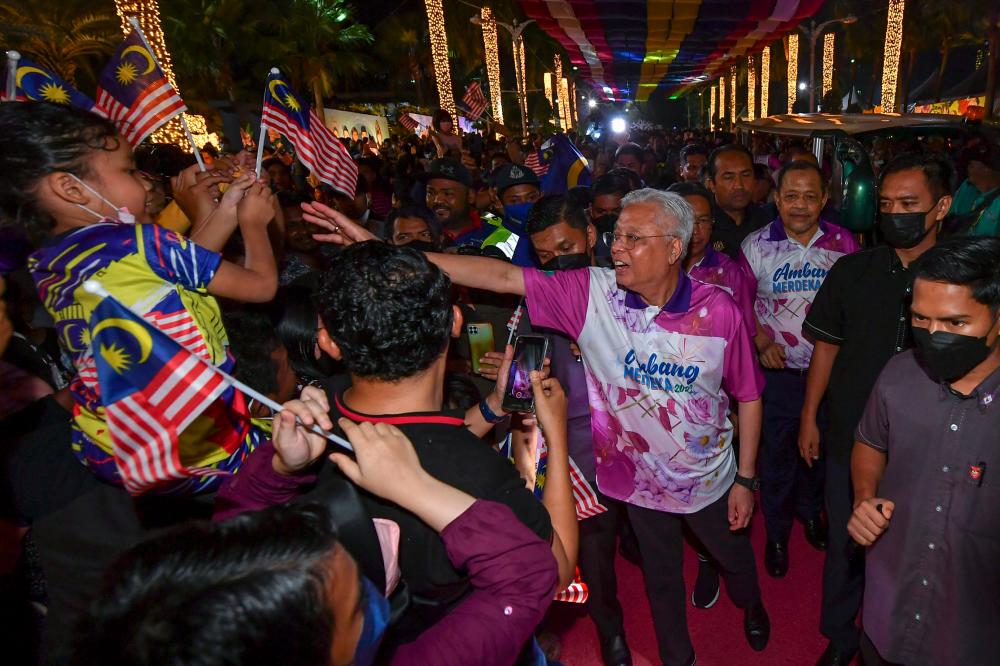 PUTRAJAYA, 30 Ogos — Perdana Menteri, Datuk Seri Ismail Sabri Yaakob bersama keluarga Malaysia yang hadir memeriahkan sambutan Ambang Merdeka menyambut tarikh 31 Ogos Hari Kebangsaan 2022 di tapak Anjung Floria malam ini. fotoBERNAMA