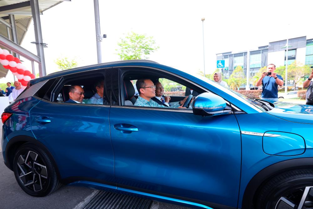 CYBERJAYA, 5 Jan -- Menteri Sumber Asli, Alam Sekitar dan Perubahan Iklim Nik Nazmi Nik Ahmad memandu kereta elektrik (EV) model BYD Atto 3 selepas menyaksikan Majlis Menandatangani Perjanjian Persefahaman (MOU) antara Cyberview dan Roda Emas Industri Sdn. Bhd mengenai pembangunan ekosistem Mobiliti Pintar di RekaScape @ Cyberjaya hari ini. fotoBERNAMA