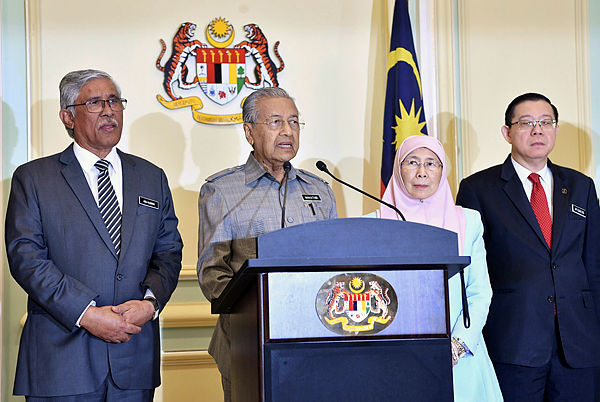 Prime Minister Tun Dr Mahathir Mohamad speaks during a press conference after chairing a meeting of the Special Cabinet Committee on Anti-Corruption in Putrajaya on Jan 10, 2019. Also there is GIACC director-general Tan Sri Abu Kassim Mohamed (L), Deputy Prime Minister Datuk Seri Dr Wan Azizah Wan Ismail and Finance Minister Lim Guan Eng. — Bernama