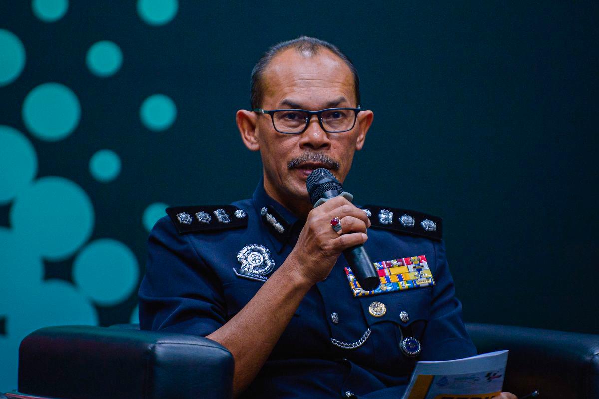 Ketua Polis Daerah Ibu Pejabat Polis Daerah KLIA, ACP Azman Shari pada sidang media mengenai Taklimat trafik dan keselamatan sempena perlumbaan MotoGP 2025 di Litar Antarabangsa Petronas Sepang - fotoBERNAMA
