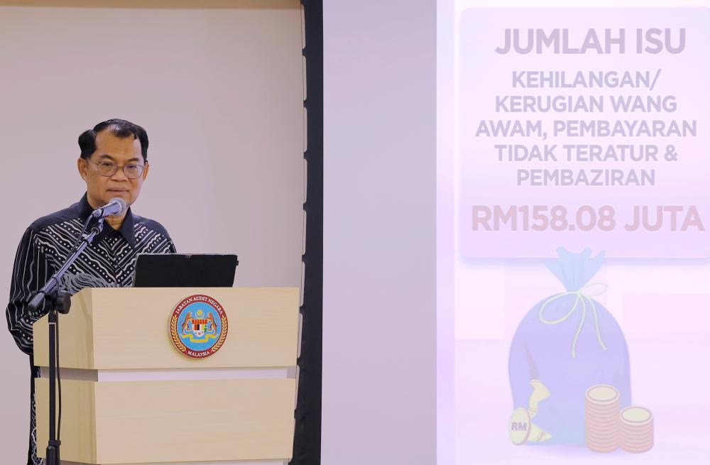 PUTRAJAYA, 16 Feb -- Ketua Audit Negara Datuk Seri Nik Azman Nik Abdul Majid membentangkan Laporan Ketua Audit Negara Tahun 2021 Siri 2 di Jabatan Audit Negara hari ini. fotoBERNAMA