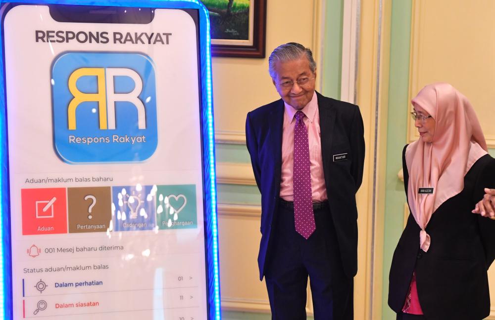 Prime Minister Tun Dr Mahathir Mohamad attends the launch of the Respons Rakyat smartphone app today. He is accompanied by Deputy Prime Minister Datuk Seri Dr Wan Azizah Wan Ismail. - Bernama