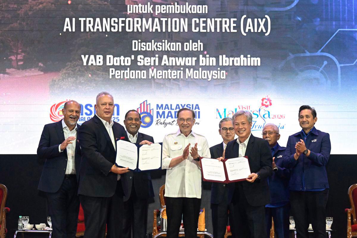 Prime Minister Datuk Seri Anwar Ibrahim witnessed the exchange of a Memorandum of Understanding (MoU) between the Malaysian Communications and Multimedia Commission (MCMC) and Multimedia University (MMU) through the collaboration of the AI Transformation Centre. MCMC was represented by its Chairman, Tan Sri Mohamad Salim Fateh Din (second from left), while MMU was represented by its President, Prof Datuk Dr Mazliham Mohd Su’ud (third from right). Also present were Higher Education Minister Datuk Seri Dr Zambry Abdul Kadir (third from left), Communications Minister Datuk Fahmi Fadzil (fourth from right), and Digital Minister Gobind Singh Deo (far left). – BERNAMA