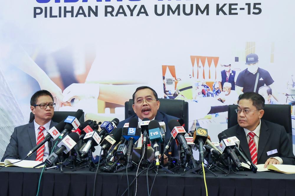 Pengerusi Suruhanjaya Pilihan Raya (SPR), Tan Sri Abdul Ghani Salleh (tengah) mengumumkan tarikh Pilihan Raya Umum ke-15 (PRU15) pada sidang media Mesyuarat Khas Urusan PRU ke-15 di Menara SPR hari ini/BERNAMAPix