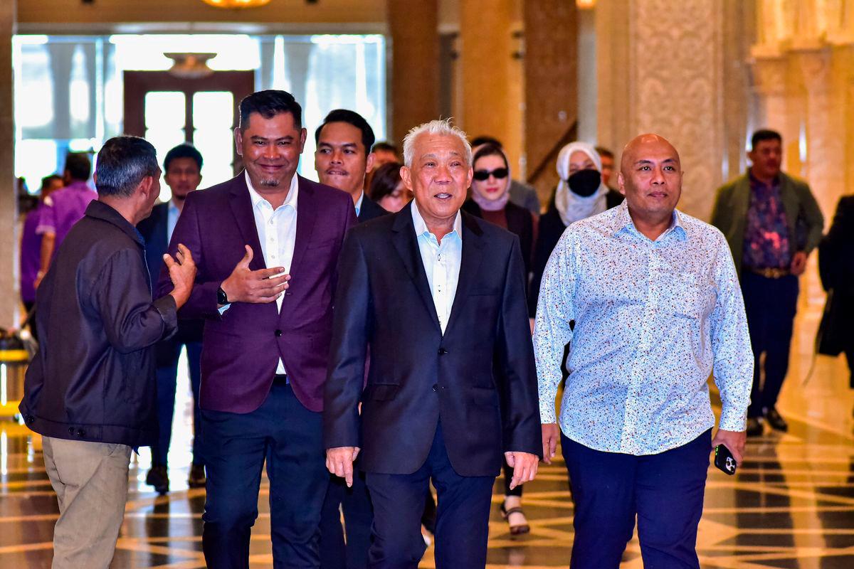 Ahli Parlimen Kinabatangan, Datuk Seri Bung Moktar Radin dan isterinya, Datin Seri Zizie Izette Abdul Samad hadir di Istana Kehakiman Putrajaya bagi menyemak keputusan untuk memerintahkan mereka membela diri terhadap tiga pertuduhan rasuah berjumlah RM2.8 juta hari ini. - fotoBERNAMA