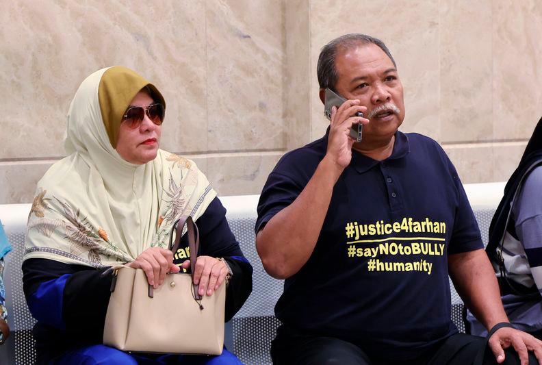 Bapa kepada mangsa bunuh, yang juga bekas pelajar Universiti Pertahanan Nasional Malaysia (UPNM), Zulfarhan Osman Zulkarnain, iaitu Zulkarnain Idros (kanan) dan isterinya Hawa Osman, turut hadir bagi mendengar keputusan rayuan pendakwaan terhadap hukuman penjara 18 tahun yang dijatuhkan oleh Mahkamah Tinggi ke atas enam bekas penuntut UPNM di Mahkamah Rayuan Istana Kehakiman Putrajaya, hari ini - fotoBERNAMA