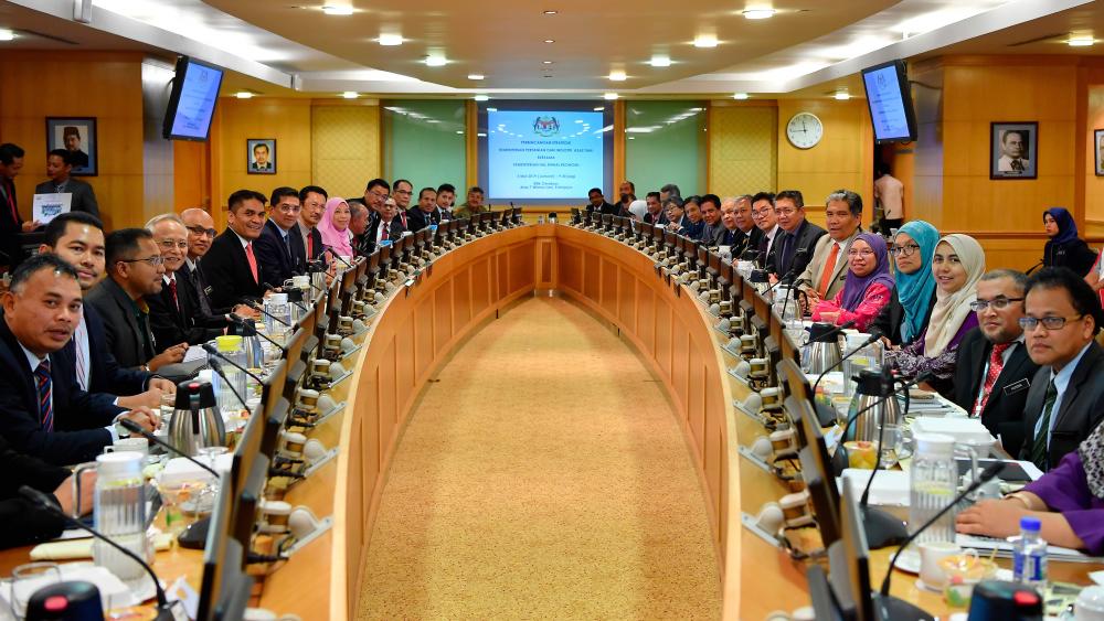 Agriculture and Agro-based Industry Minister Datuk Salahuddin Ayub, along with Economic Affairs Minister Datuk Seri Mohamed Azmin Ali, headed their ministry’s respective delegations to hold strategic discussions between the Ministry of Agriculture and Agro-based Industry (MoA) with the Ministry of Economic Affairs on May 3, 2019. - Bernama