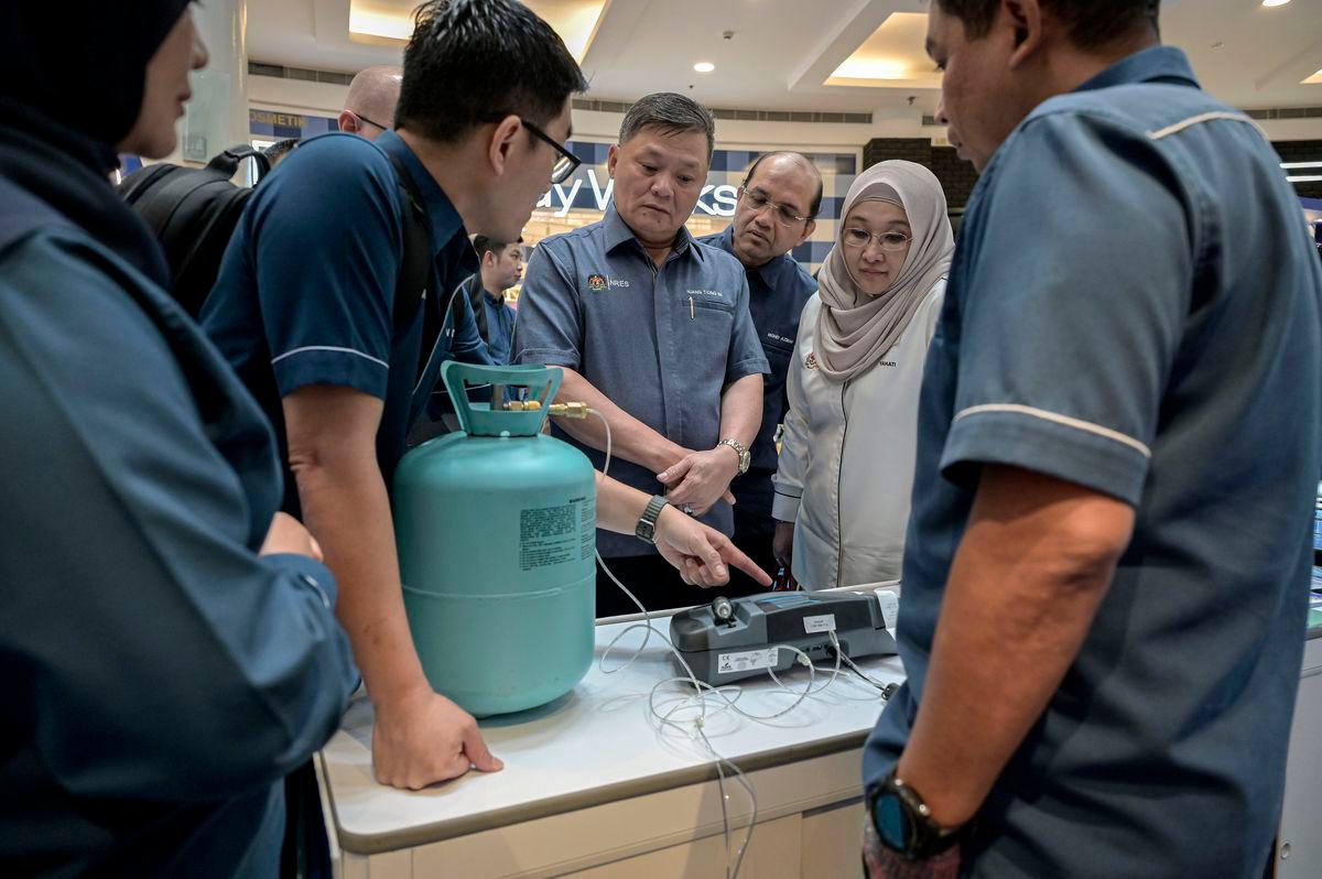 Timbalan Menteri Sumber Asli dan Kelestarian Alam Datuk Seri Huang Tiong Sii meluangkan masa melawat reruai pameran selepas Majlis Perasmian Hari Ozon Sedunia 2025 Peringkat Kebangsaan hari ini-fotoBERNAMA