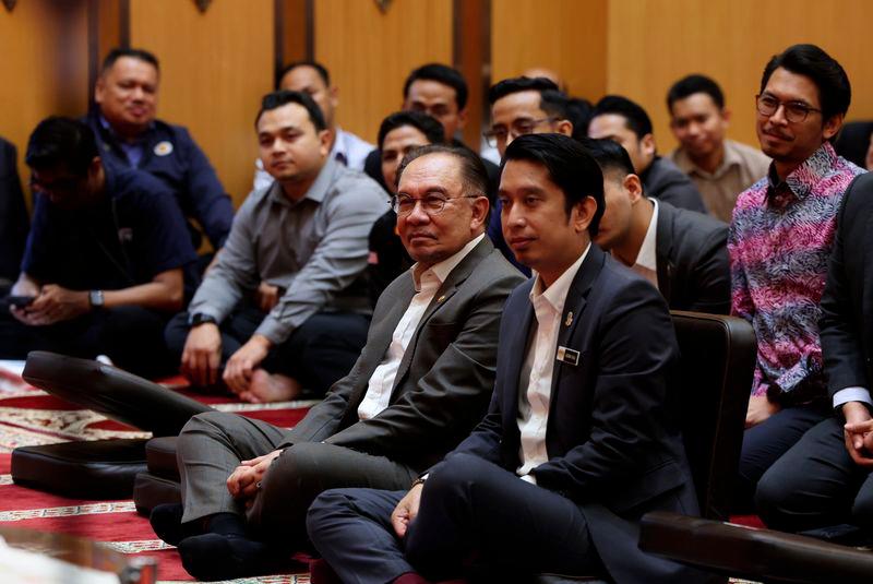 Perdana Menteri Datuk Seri Anwar Ibrahim (dua,kanan) mendengar tazkirah yang disampaikan oleh Ustaz Mohd Lukmanul Hakim Mokhtar pada Program Ihya' Ramadan Kementerian Belia dan Sukan (KBS) di Menara KBS hari ini. -fotoBERNAMA