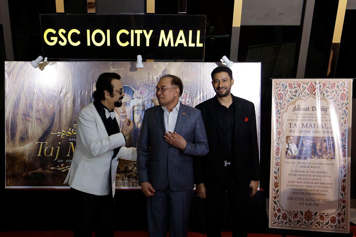 Prime Minister Datuk Seri Anwar Ibrahim attended an exclusive screening of the film Taj Mahal at a shopping mall today. Also present was the film’s director, Akbar Khan (left). – BERNAMA
