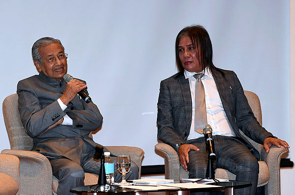 Prime Minister Tun Dr Mahathir Mohamad (left) at a special townhall session with members of the performing arts industry yesterday, in Kuala Lumpur. — Bernama