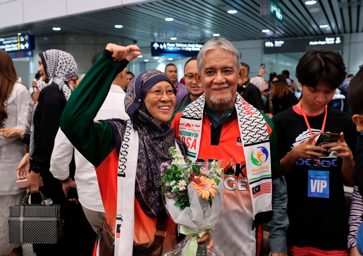 The married couple, who are also two Malaysian volunteers participating in the Freedom Flotilla Coalition (FCC) and Thousand Medleens to Gaza (TMTG) humanitarian mission, Dr Fauziah Hassan (left) and Prof Emeritus Dr Mohd Alauddin Mohd Ali (centre), upon their arrival at Kuala Lumpur International Airport (KLIA) Terminal 1 today. - BERNAMA