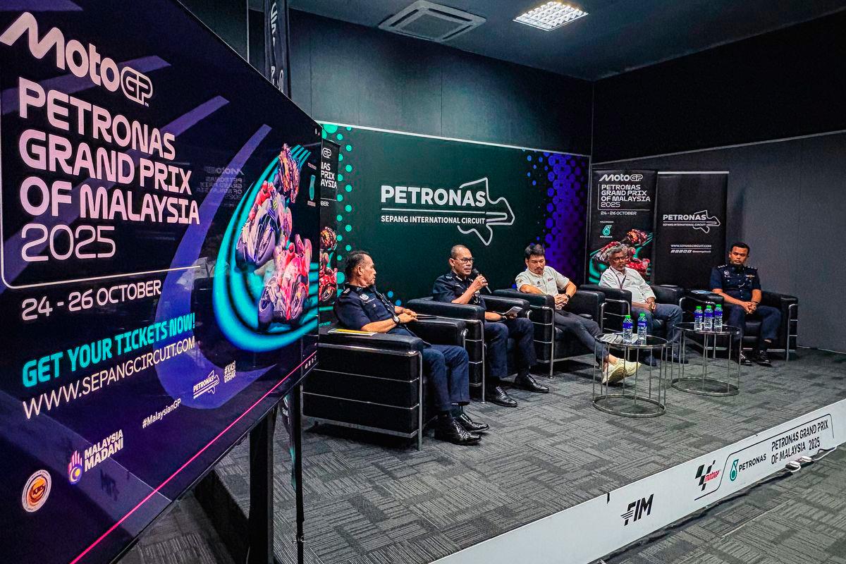 Ketua Pegawai Eksekutif Litar Antarabangsa Sepang (SIC) PETRONAS, Azhan Shafriman Hanif (tiga, kiri), pada sidang media Taklimat Trafik dan Keselamatan sempena perlumbaan MotoGP 2025 di Litar Antarabangsa PETRONAS Sepang, hari ini. Turut hadir Ketua Polis Daerah KLIA, ACP Azman Shari (dua, kiri), dan Ketua Bahagian Siasatan dan Penguatkuasaan Trafik Ibu Pejabat Polis Daerah KLIA, ASP Zul Helmi Khalid (lima, kiri). - BERNAMA