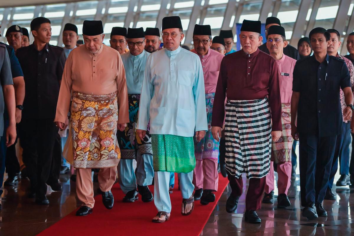 Perdana Menteri Datuk Seri Anwar Ibrahim ketika tiba pada Majlis Amanat Perdana Perkhidmatan Awam (MAPPA) ke-20 “Perkhidmatan Awam MADANI Teras Kecemerlangan” di Pusat Konvensyen Antarabangsa Putrajaya (PICC) hari ini- BERNAMA