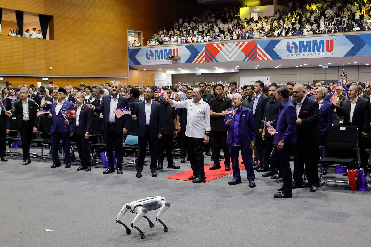 Prime Minister Datuk Seri Anwar Ibrahim attended the Temu Anwar\@Multimedia University (MMU) programme and the launch of MMU’s Faculty of Artificial Intelligence and Engineering today. Also present were Higher Education Minister Datuk Seri Dr Zambry Abdul Kadir, Communications Minister Datuk Fahmi Fadzil, and Digital Minister Gobind Singh Deo. – BERNAMA
