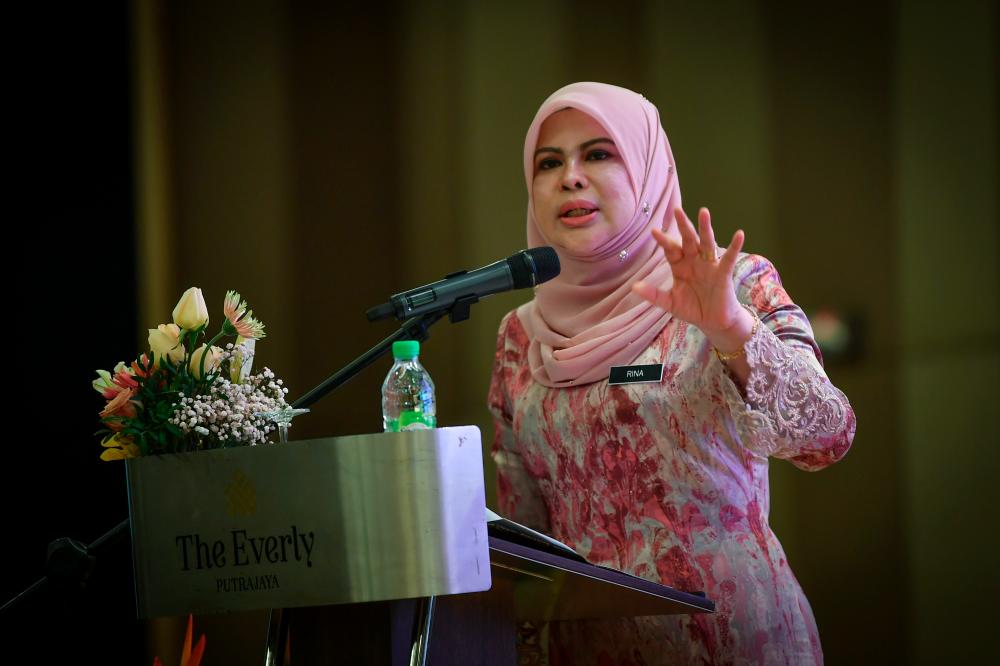PUTRAJAYA, 20 Jun — Menteri Pembangunan Wanita, Keluarga dan Masyarakat, Datuk Seri Rina Mohd Harun berucap semasa majlis penyampaian Anugerah Perkhidmatan Cemerlang Kementerian Pembangunan Wanita, Keluarga dan Masyarakat (KPWKM) hari ini. fotoBERNAMA