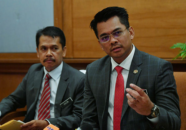 Deputy Home Minister Datuk Mohd Azis Jamman (R) in a press conference after attending the National Registration Department 2018 Excellent Service Award in Putrajaya on March 22, 2019. — Bernama