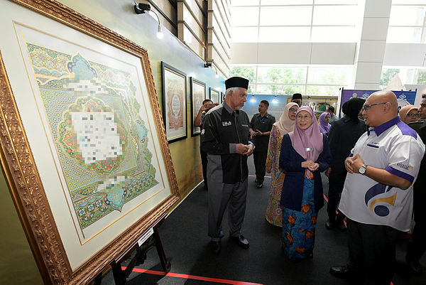 Deputy Prime Minister Datuk Seri Dr Wan Azizah Wan Ismail (two, right) at the Putrajaya International Islamic Arts and Cultural Festival (Piiacuf) today. — Bernama