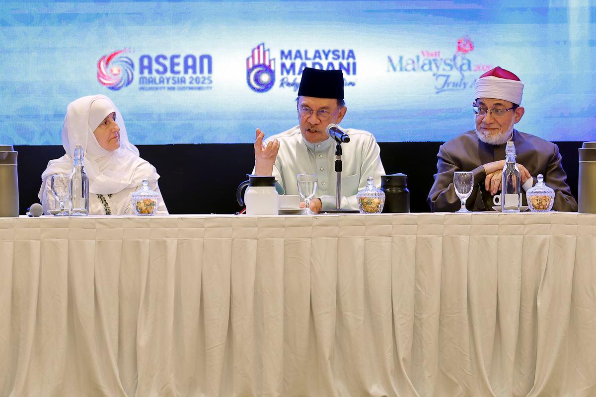 Perdana Menteri Datuk Seri Anwar Ibrahim berucap pada Majlis Ilmu MADANI di Kompleks Seri Perdana, semalam - BERNAMA