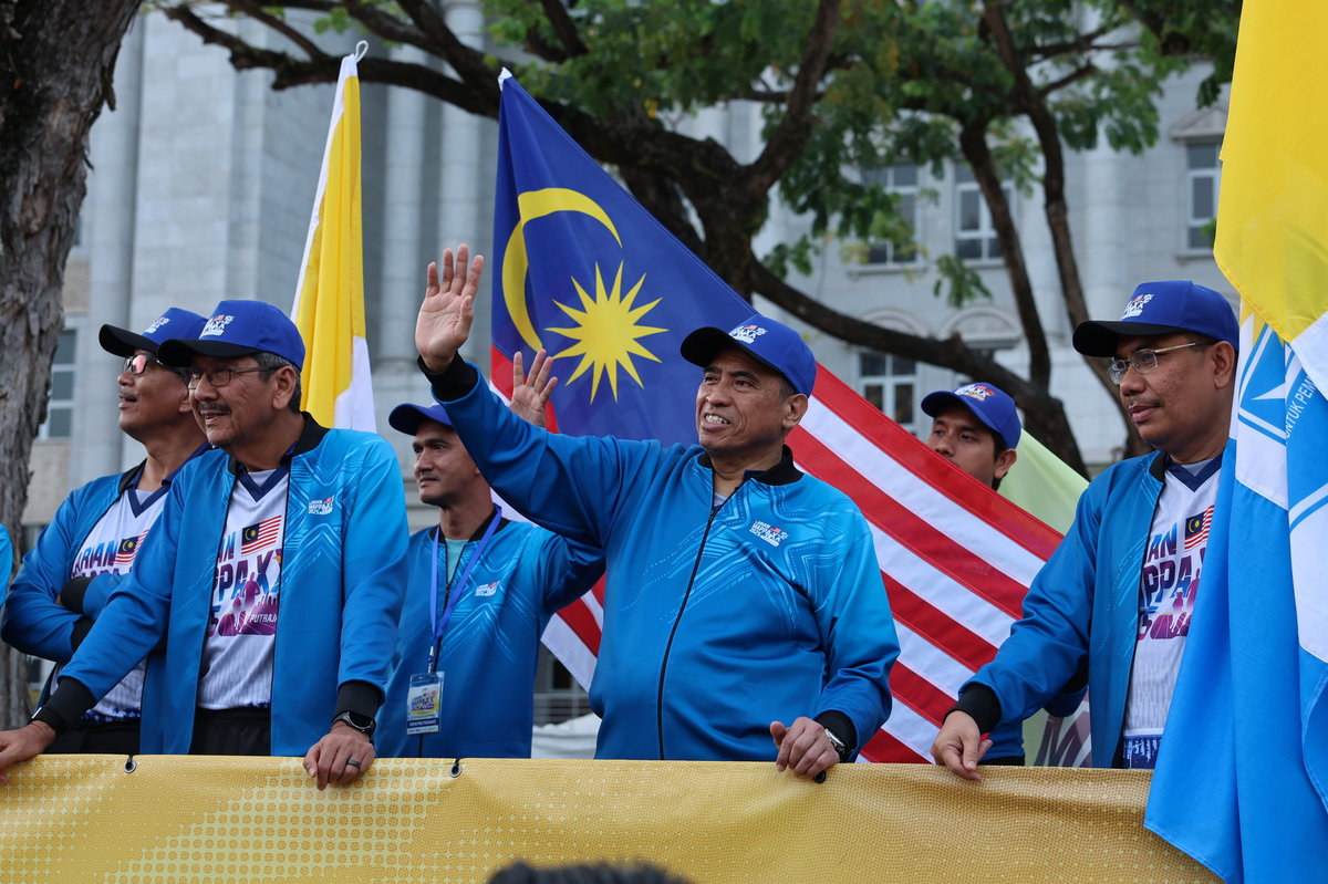 Chief Secretary to the Government, Tan Sri Shamsul Azri Abu Bakar (second from right), waves to the participants of the MAPPA XX 2025 Run - Putrajaya Region at Dataran Putrajaya today. Also present was the Director-General of Public Service, Tan Sri Wan Ahmad Dahlan Abdul Aziz (left). – BERNAMA