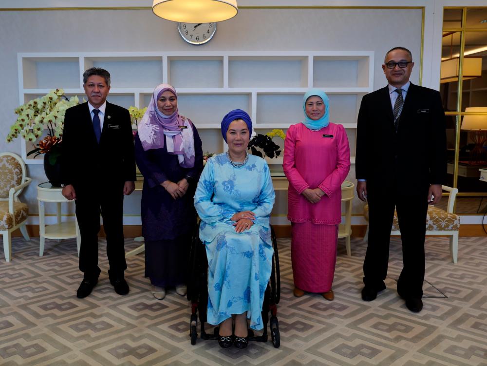 Menteri Pembangunan Wanita, Keluarga dan Masyarakat (KPWKM) Datuk Seri Nancy Shukri (dua, kanan) menerima kunjungan hormat Presiden OKU Sentral Senator Datuk Ras Adiba Radzi (tengah) yang juga Pengerusi Pertubuhan Berita Nasional Malaysia (Bernama) di pejabatnya di sini, hari ini/BERNAMAPix